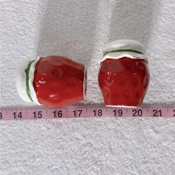 Vintage Ceramic Strawberry Jam  Salt & Pepper Shakers - Picture 8 of 8